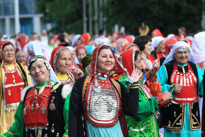 В Уфе прошло шествие в национальных костюмах