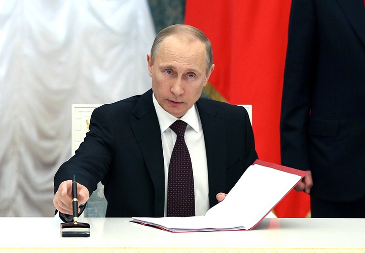 Путин подписал закон об административном надзоре за экстремистами