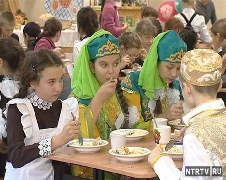 Школьников Нижнекамска накормили пловом и перемячами