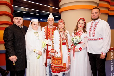 В Москве поженились 150 пар в национальных костюмах