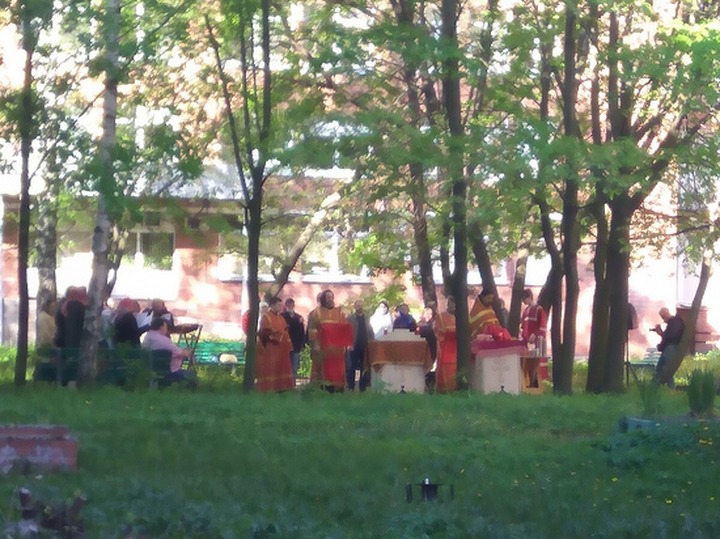 Во дворе петербургской больницы провели богослужение с нарушением масочного режима