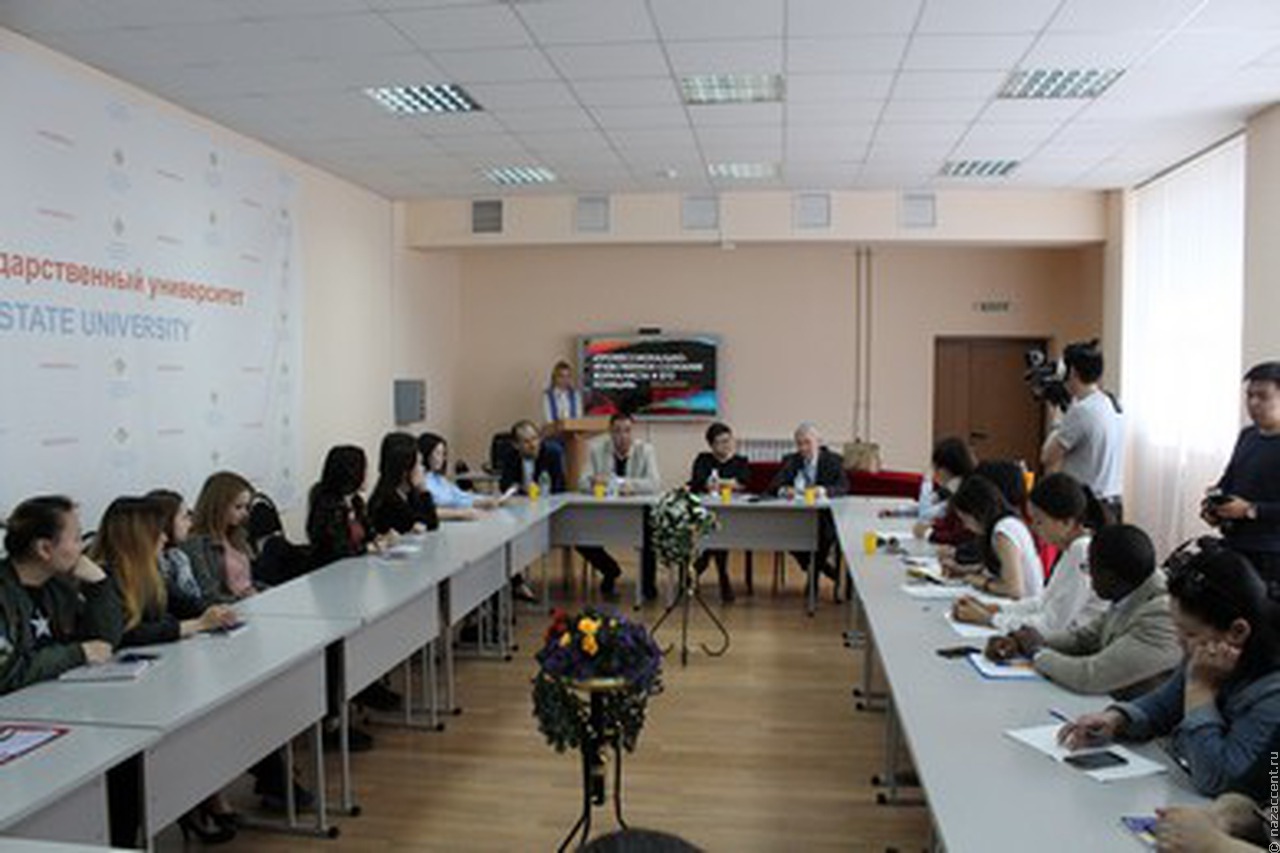 Студенты школы в Элисте посетили круглый стол по развитию межэтнических отношений