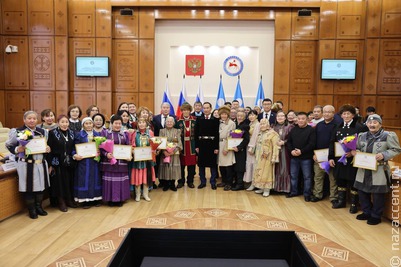 В Якутии вручили стипендии олонхосутам и народным мастерам