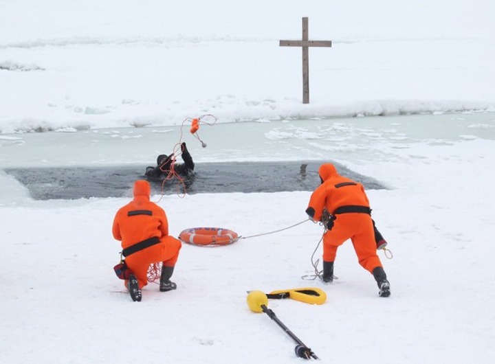 Почти 100 тысяч москвичей окунулись в ледяную воду