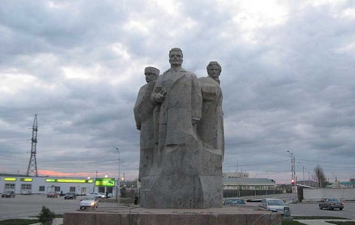 Памятник братству русского, чеченца и ингуша открылся в Грозном после реставрации