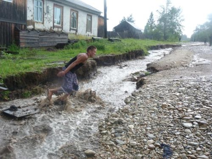 Маленькое эвенкийское село тоже смывает дождем