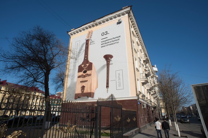 Зурна и кинжал в 3D появились на домах Грозного (фото)