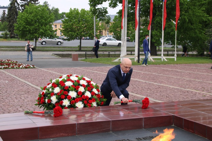 Глава Карелии возложил цветы к Вечному огню в честь 100-летия республики