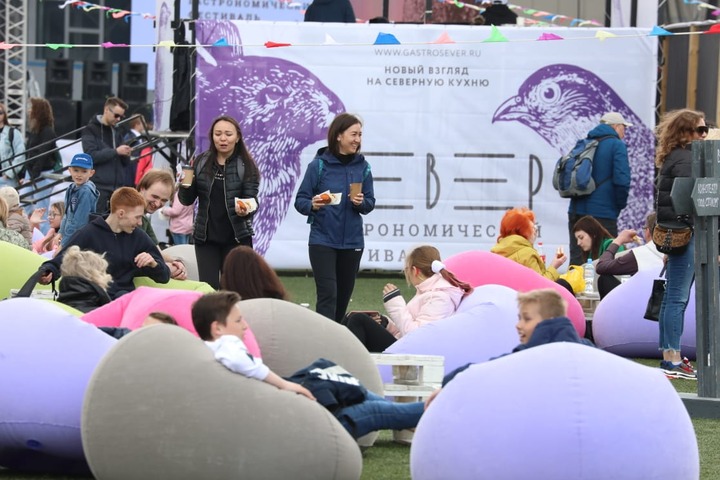 Панини с олениной попробовали гости гастрофестиваля "Север" в Норильске