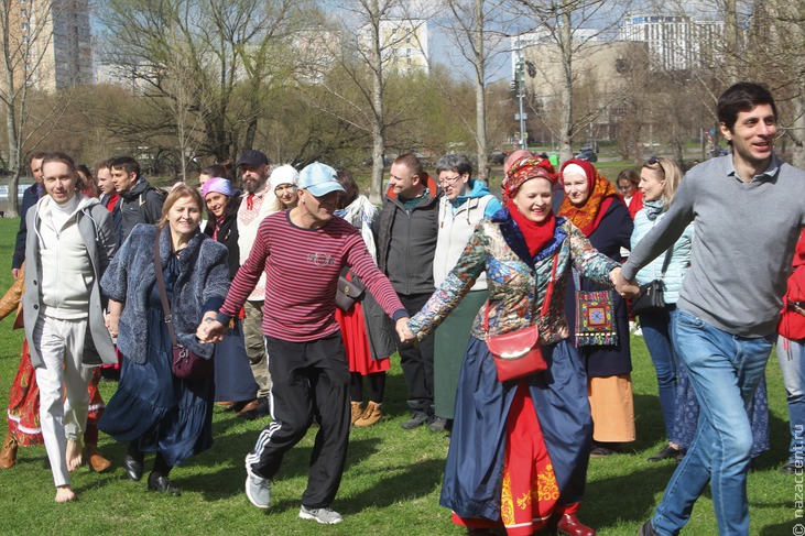 Гуляния на Красную горку в Москве - Национальный акцент