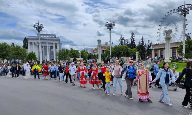 Шествие в костюмах, хоровод и керешу: в Москве отметили Всечувашский "Акатуй" - Национальный акцент