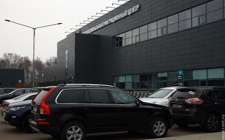 Мигрантам запретили работать в аптеках и на рынках