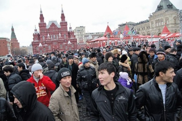 В Москве за 7,3 млн рублей составят правила поведения для мигрантов