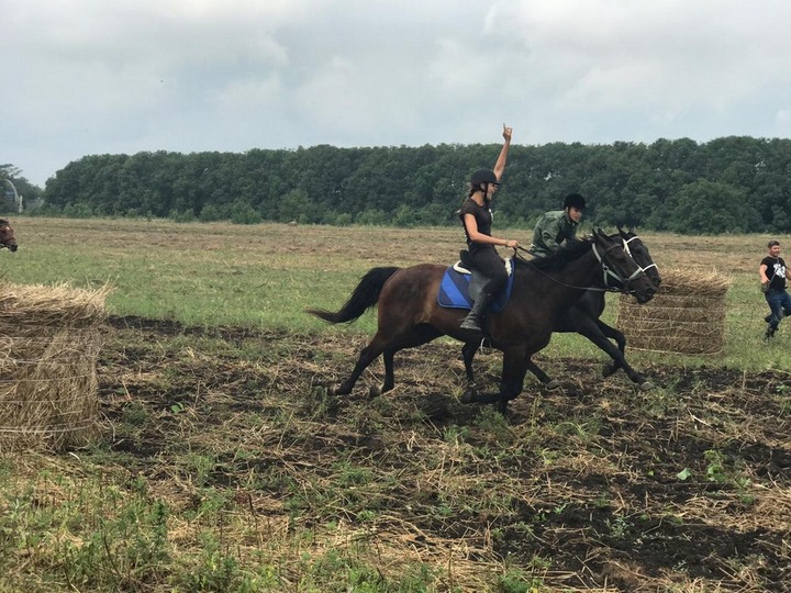 Соревнования по скачкам и рубке шашкой прошли на казачьем празднике в Ессентуках