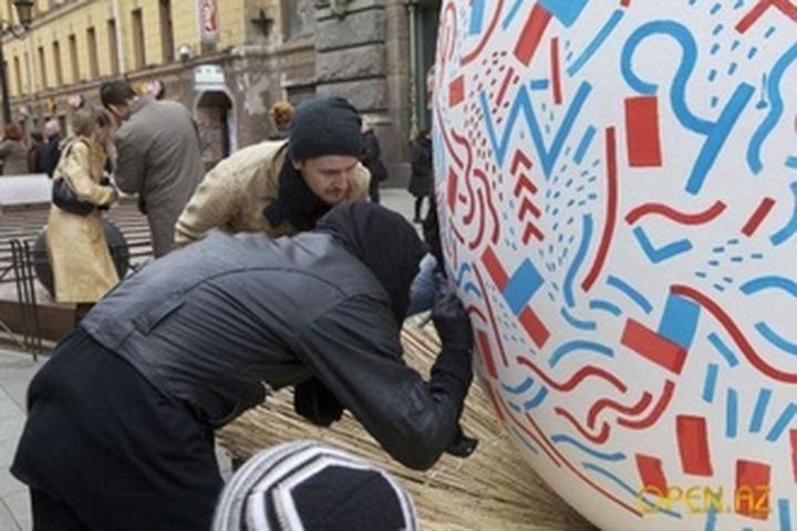 В Челябинске расписали двухметровое яйцо