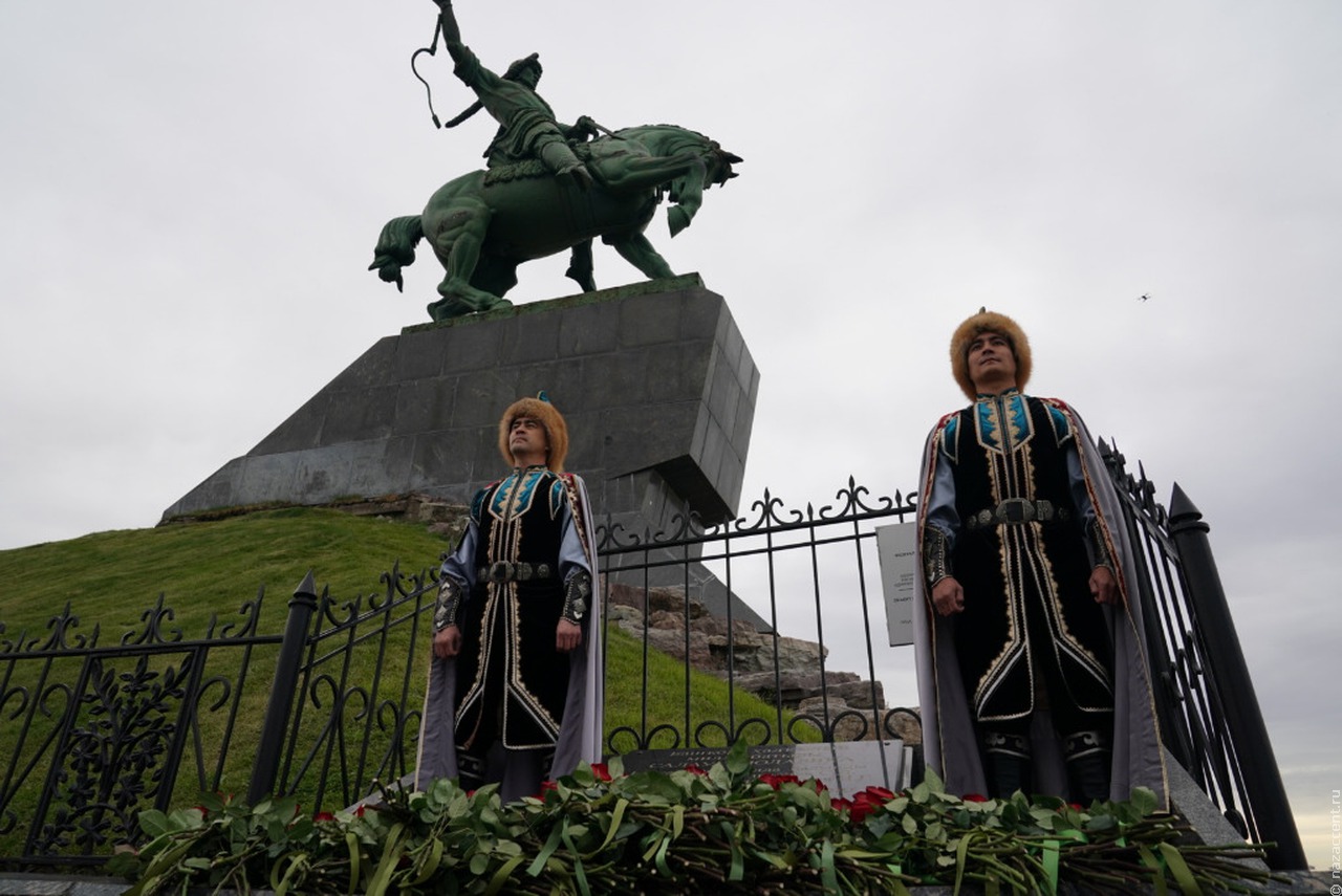 День Республики отметили в Башкортостане возложением цветов и открытием памятника