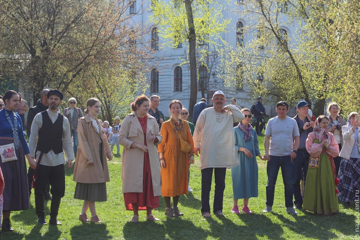 Гуляния на Красную горку в Москве - Национальный акцент