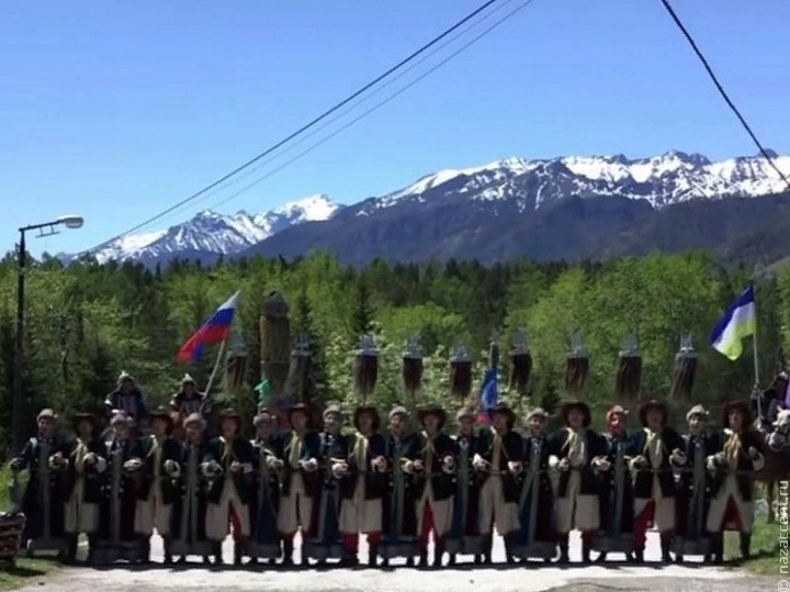 Танцоры балета исполнили бурятский ёхор на фоне гор