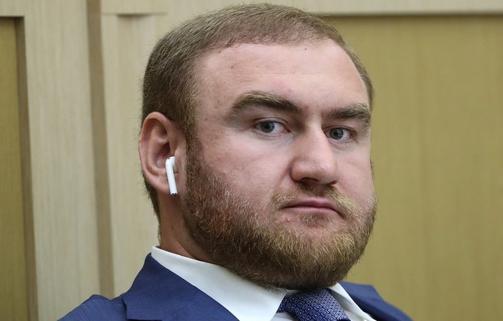 Сенатора от КЧР Арашукова подозревают в причастности к убийству одного из лидеров "Адыгэ Хасэ"