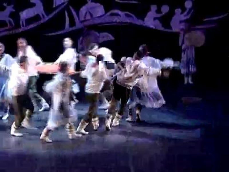 Выступление ансамбля "Эргырон". Эскимосский танец с батутом