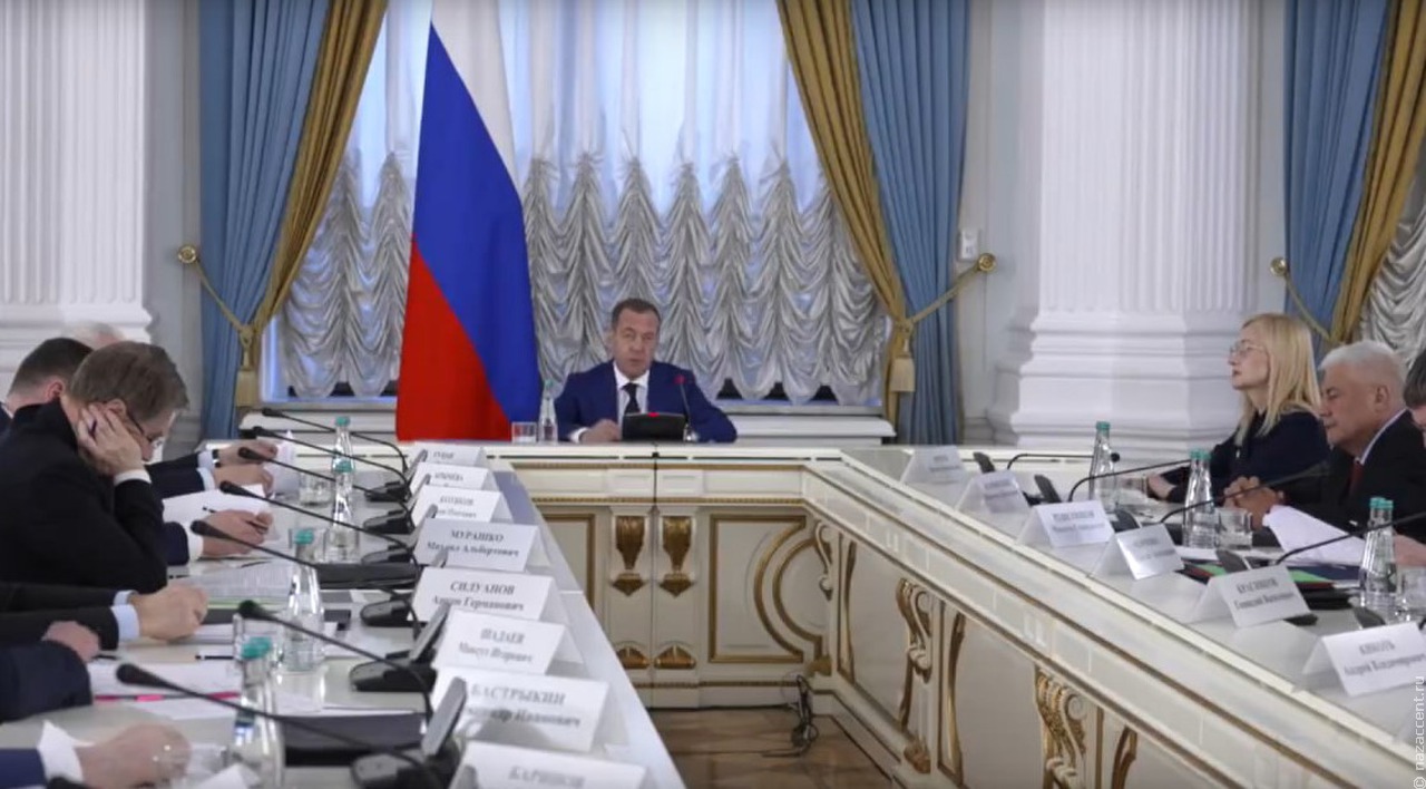 Дмитрий Медведев: Иностранцев с опасными болезнями надо немедленно выдворять  из страны