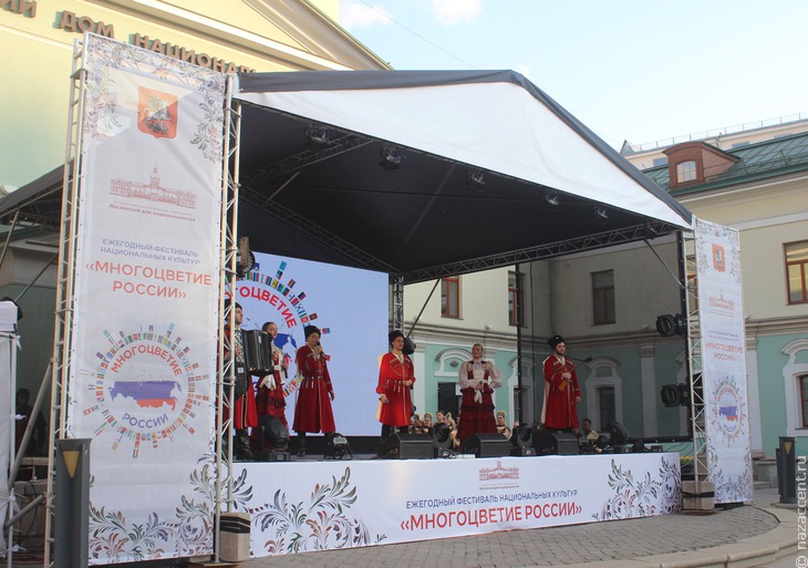 Фестиваль национальных культур "Многоцветие России" в Москве - Национальный акцент