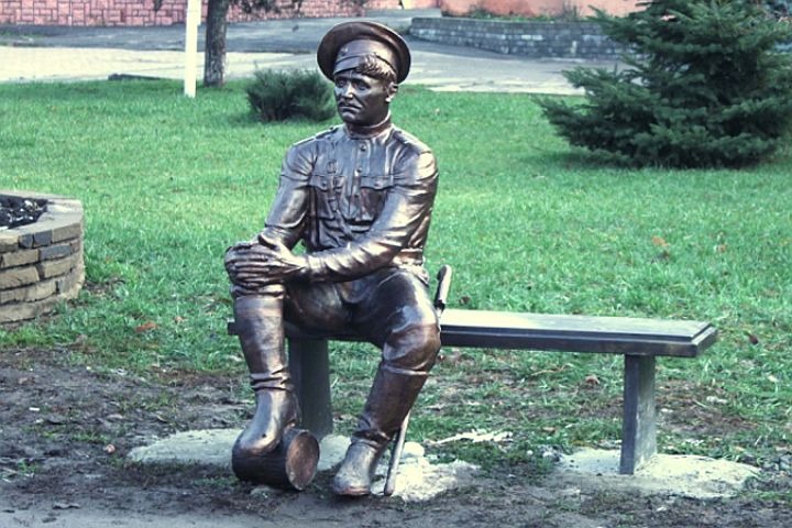 В Новочеркасске снова вымыли памятник казака после неудачных фотографий