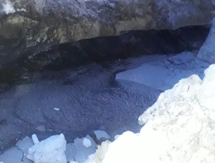 Оленеводы нашли в тундре котлован с нефтяной жидкостью