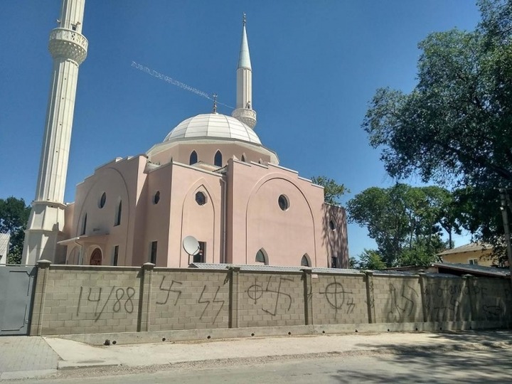 Мечеть в Крыму разрисовали свастиками