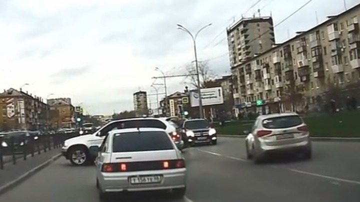 В Екатеринбурге диаспора отчитала жениха за хулиганство свадебного кортежа