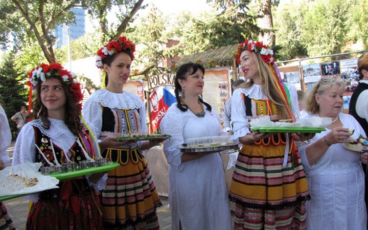 Жители Ростова-на-Дону наелись корейских солений, наслушались украинских песен и насмотрелись кавказских танцев