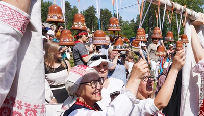 Гости вепсского праздника в Ленобласти научились плести венки и попробовали калитки