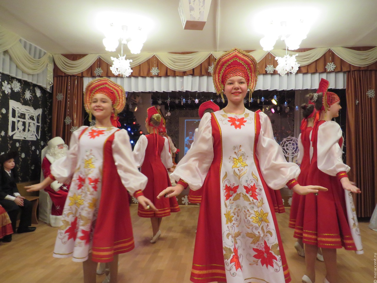 Дети в национальных костюмах празднуют Новый год