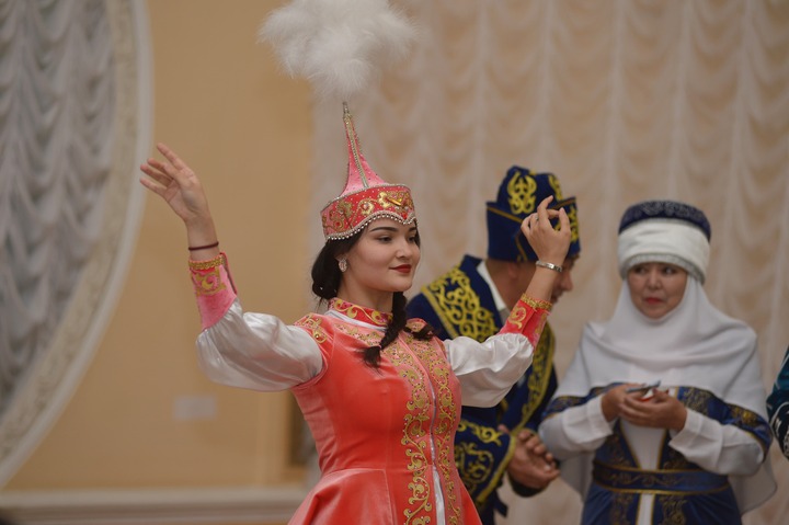 Астраханским женихам и невестам рассказали о тонкостях казахской свадьбы