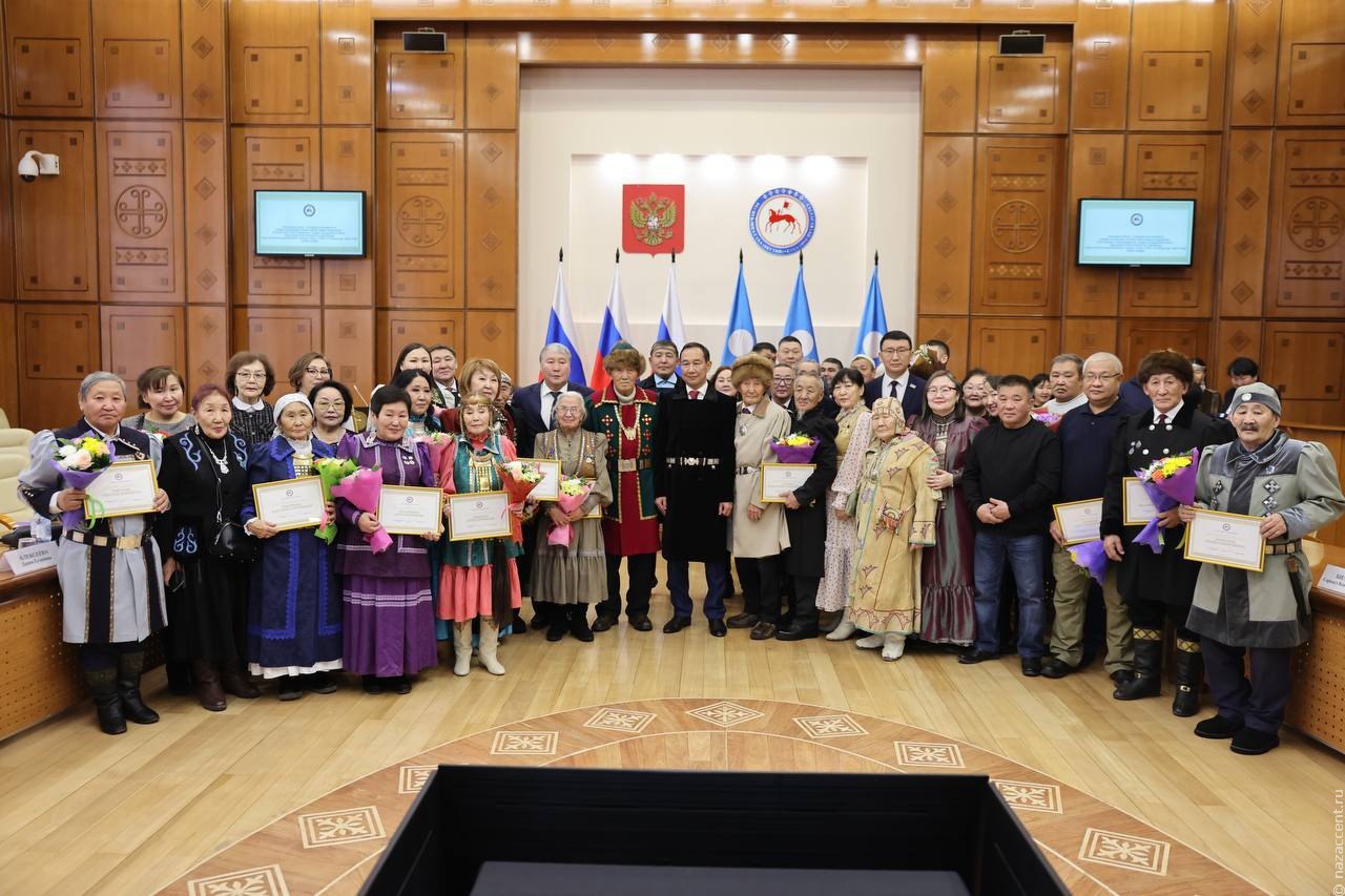 В Якутии вручили стипендии олонхосутам и народным мастерам