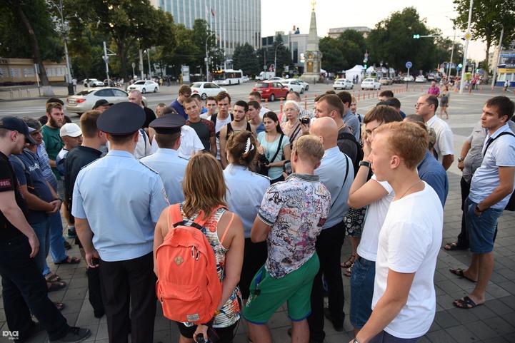 На "народном сходе" краснодарцы потребовали расследования нападения на семью скинхеда