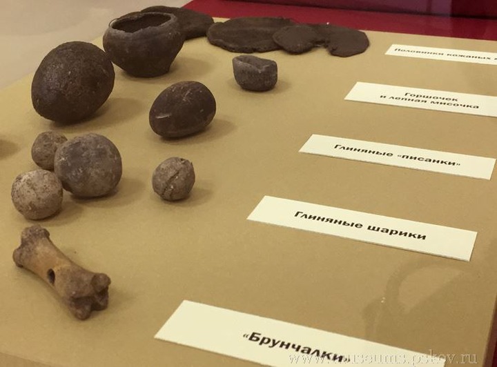 В Пскове выставили старинные брунчалки и кубари