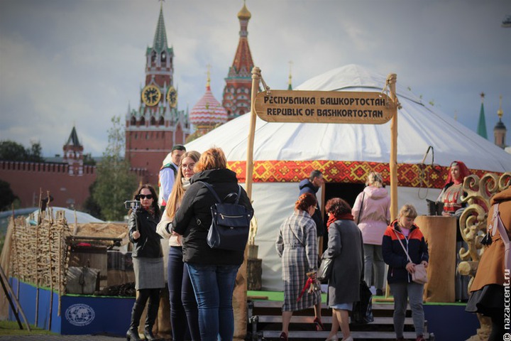 В столичном парке "Зарядье" появилось панно с узорами народов России