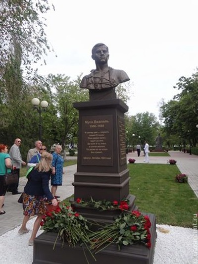В Астрахани открыли памятник Мусе Джалилю