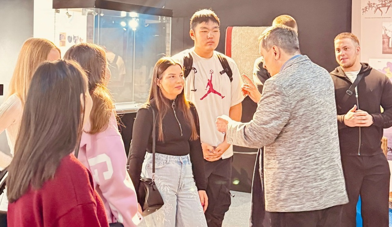 Слушатели Школы межэтнической журналистики познакомились с историей Бурятии в Национальном музее