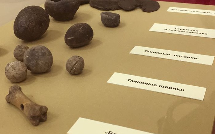 В Пскове выставили старинные брунчалки и кубари