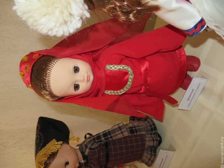 Куклы в национальных костюмах из коллекции Дома дружбы народов Татарстана - Национальный акцент