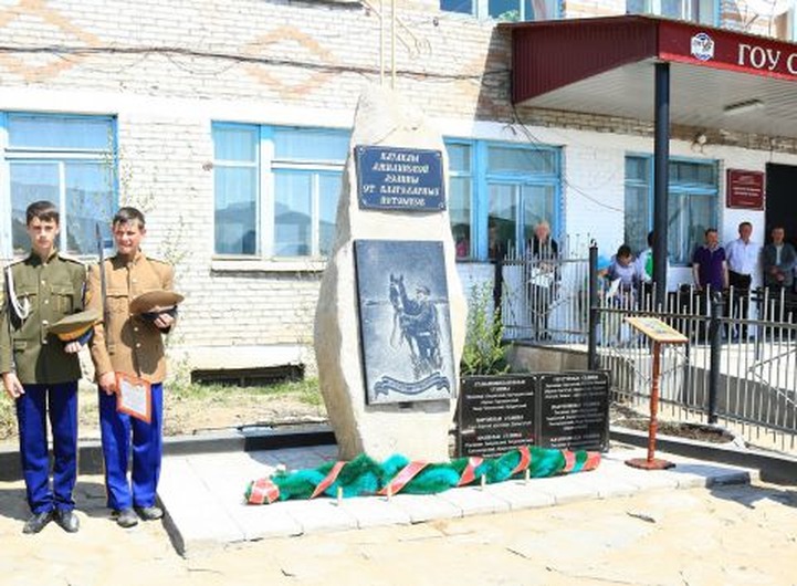 Памятник казакам "от потомков" открыли в Бурятии