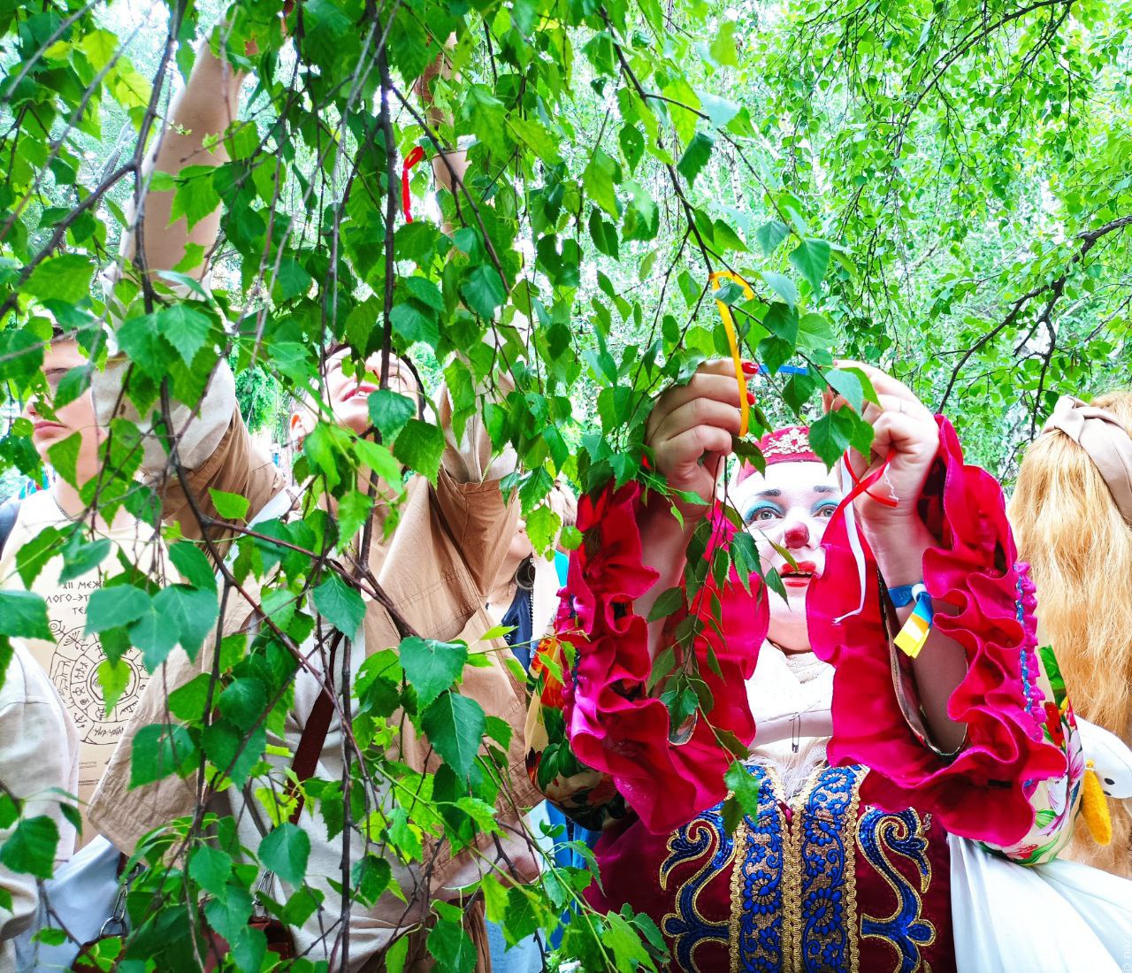 Фестиваль этнических кукольных театров "Чир Чайаан на траве" открылся в Абакане в День Республики Хакасия