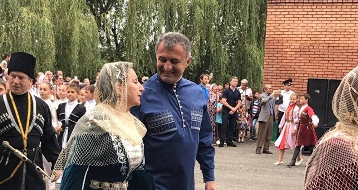 Более пяти тысяч человек замкнули кольцо вокруг священной рощи в Северной Осетии