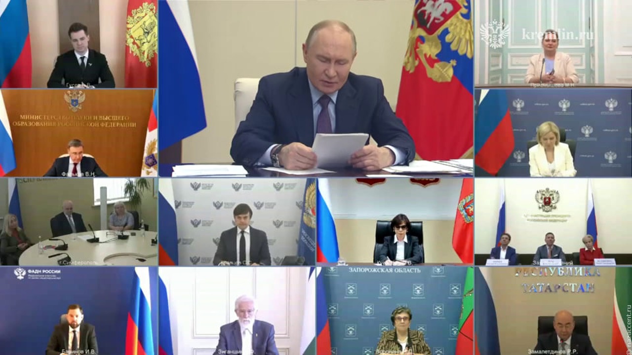 Владимир Путин: В общественном пространстве надо использовать кириллицу, а не "кашу" из латиницы
