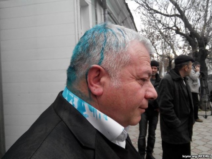 Членов Комитета по защите прав крымских татар облили зеленкой