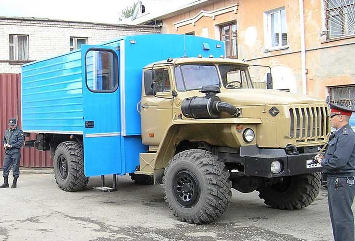 В Саратове родственники задержанных кавказцев пытались захватить автозак