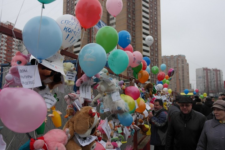 Жители Новокосино устроили "плюшевый флешмоб" против стоительства общежития для мигрантов