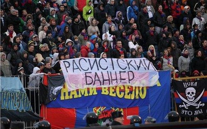 Эксперты: Представителям нацменьшинств в футболе запрещают отвечать на расизм
